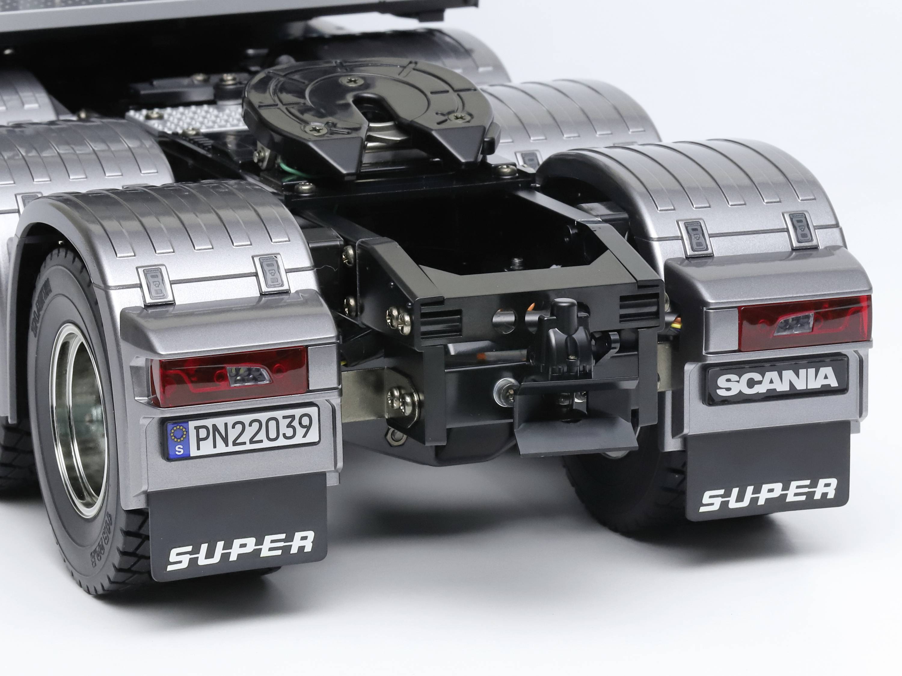 Rückansicht eines silbernen Modell-LKWs mit schwarzen Schutzblechen. Nummernschild 'PN22039'. Markenname und 'Super' auf Rückseite.