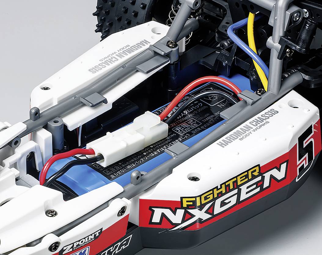 Nahaufnahme eines Modellautos mit offenem Chassis, das elektronische Komponenten und Verkabelungen zeigt. Aufschrift 'Fighter Nxgen'.