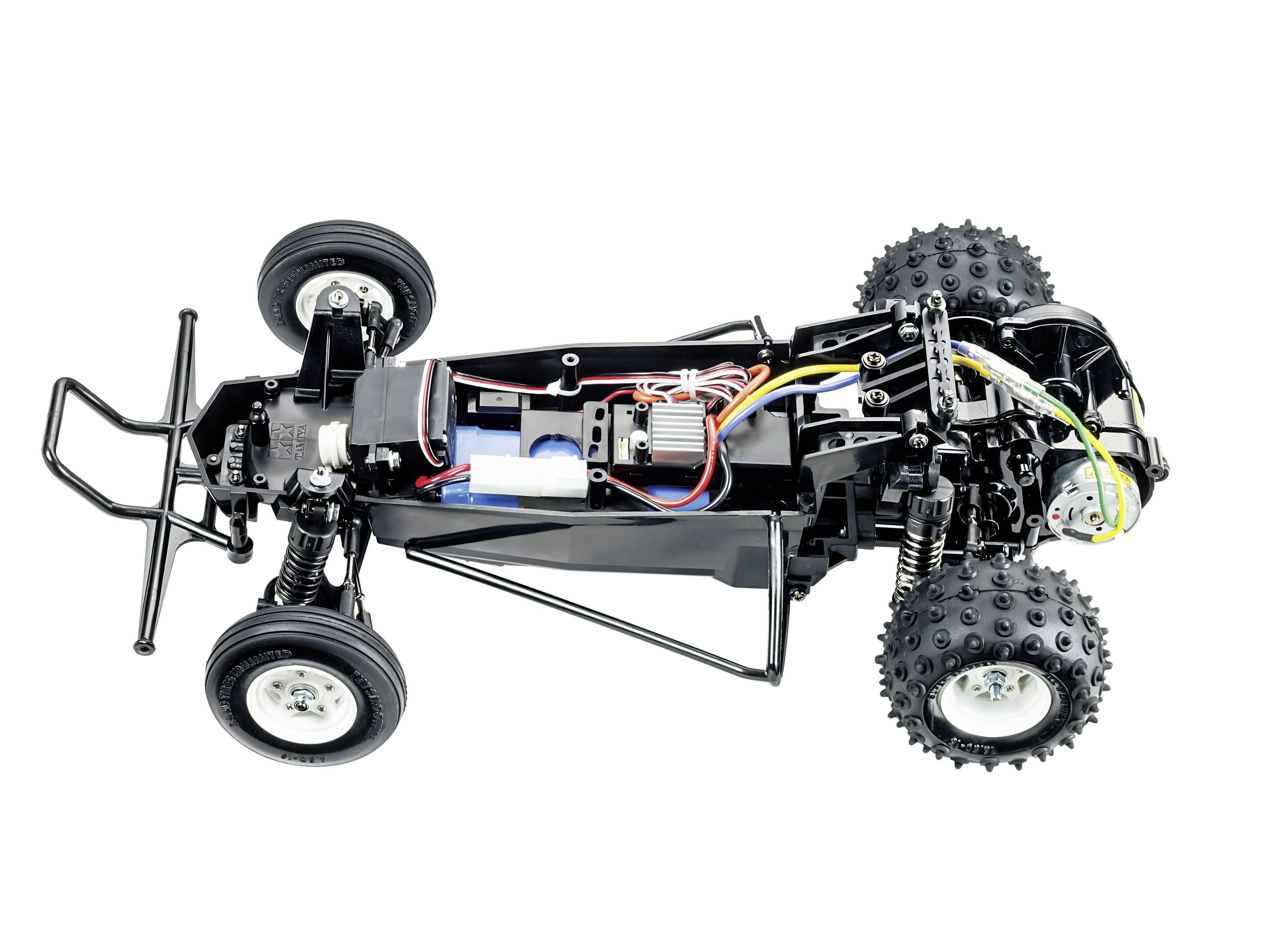 Ferngesteuertes Auto-Chassis mit offener Ansicht der Elektronik und Mechanik. Sichtbar sind Räder, Stoßdämpfer und Kabel.