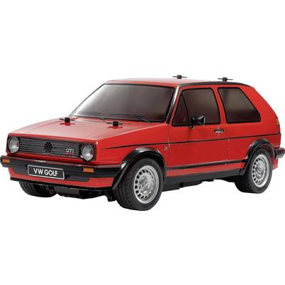Rotes Modellauto eines VW Golf GTI mit schwarzen Fenstern und Details. Kleines, zweiter Türer Auto auf weißem Hintergrund fotografiert.