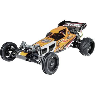 Ein ferngesteuertes Offroad-Modellauto mit orangefarbenem Chassis und schwarzen Rädern, gut geeignet für Rennen auf unebenem Gelände.