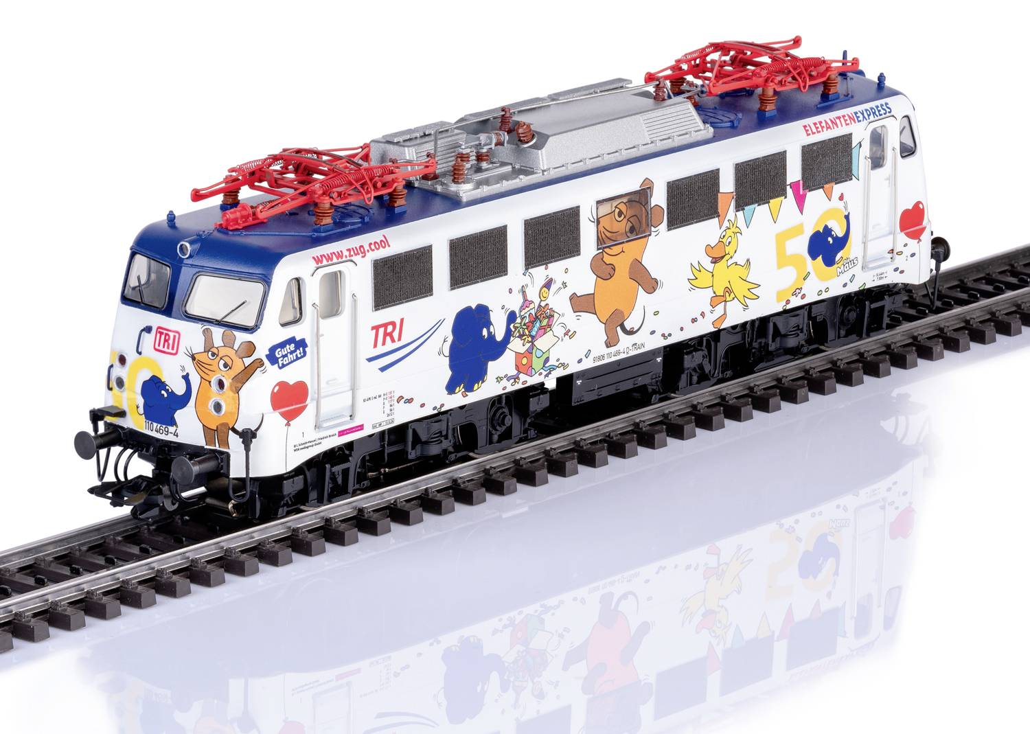 Spielzeugeisenbahn mit bunter Bemalung von Comic-Tieren fährt auf Gleis; Dekoration zeigt fröhliche Tierfiguren mit Party-Motiven.