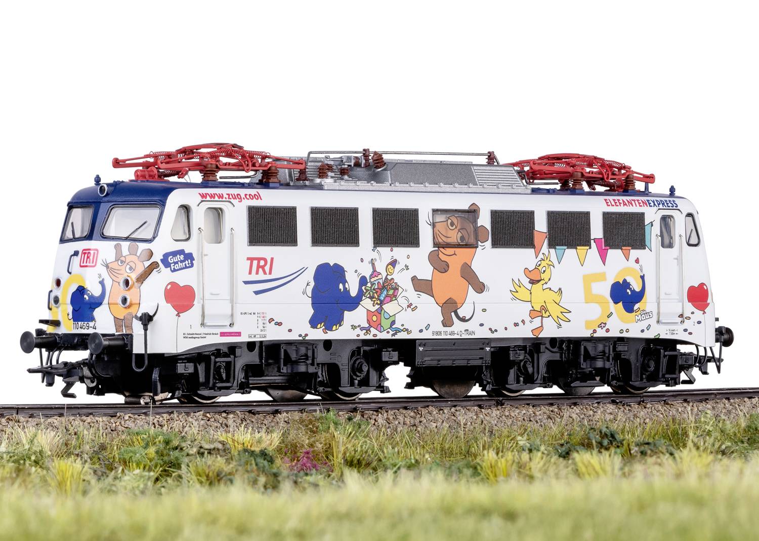 Eine weiß lackierte Lokomotive mit bunten Illustrationen von Comicfiguren, darunter ein Bär, eine Maus und eine Ente. Oben steht '50 Jahre'.