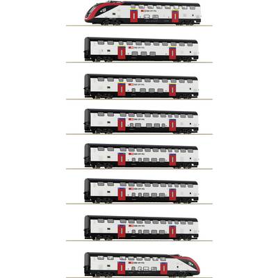 Zug mit sieben Waggons, darunter ein Triebwagen und sechs Doppelstockwagen der Schweizerischen Bundesbahnen in rot-weißer Lackierung.