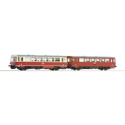 Ein rot-beige Nostalgie-Zug mit mehreren Fenstern und der Aufschrift 'DR'.