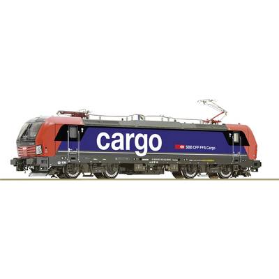 Elektrische Güterzuglokomotive der SBB mit rotem Führerstand und blauem 'cargo'-Schriftzug, seitliche Ansicht.