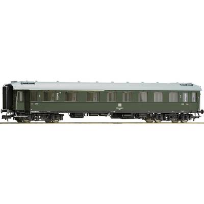 Ein grüner, historischer Eisenbahn-Personenwagen der Deutschen Reichsbahn mit mehreren Fenstern und Beschriftungen auf der Seite.