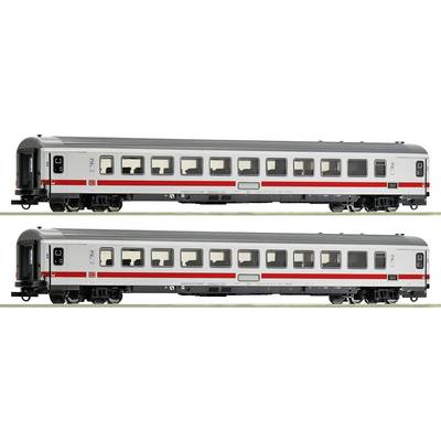 Zwei Eisenbahnwaggons der Deutschen Bahn in Silber mit rotem Streifen, jeweils mit Fenstern und Türen, in einem Seitenprofil dargestellt.