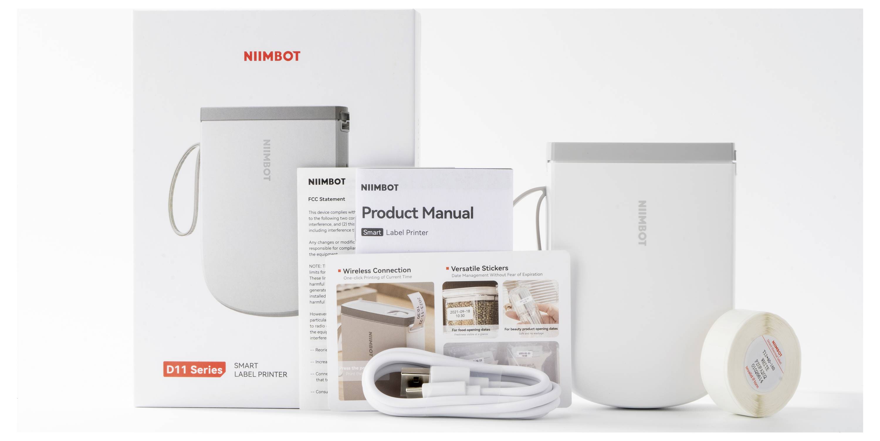 Etikettendrucker-Set mit Verpackung, Handbuch, Kabel und Etikettenrolle.