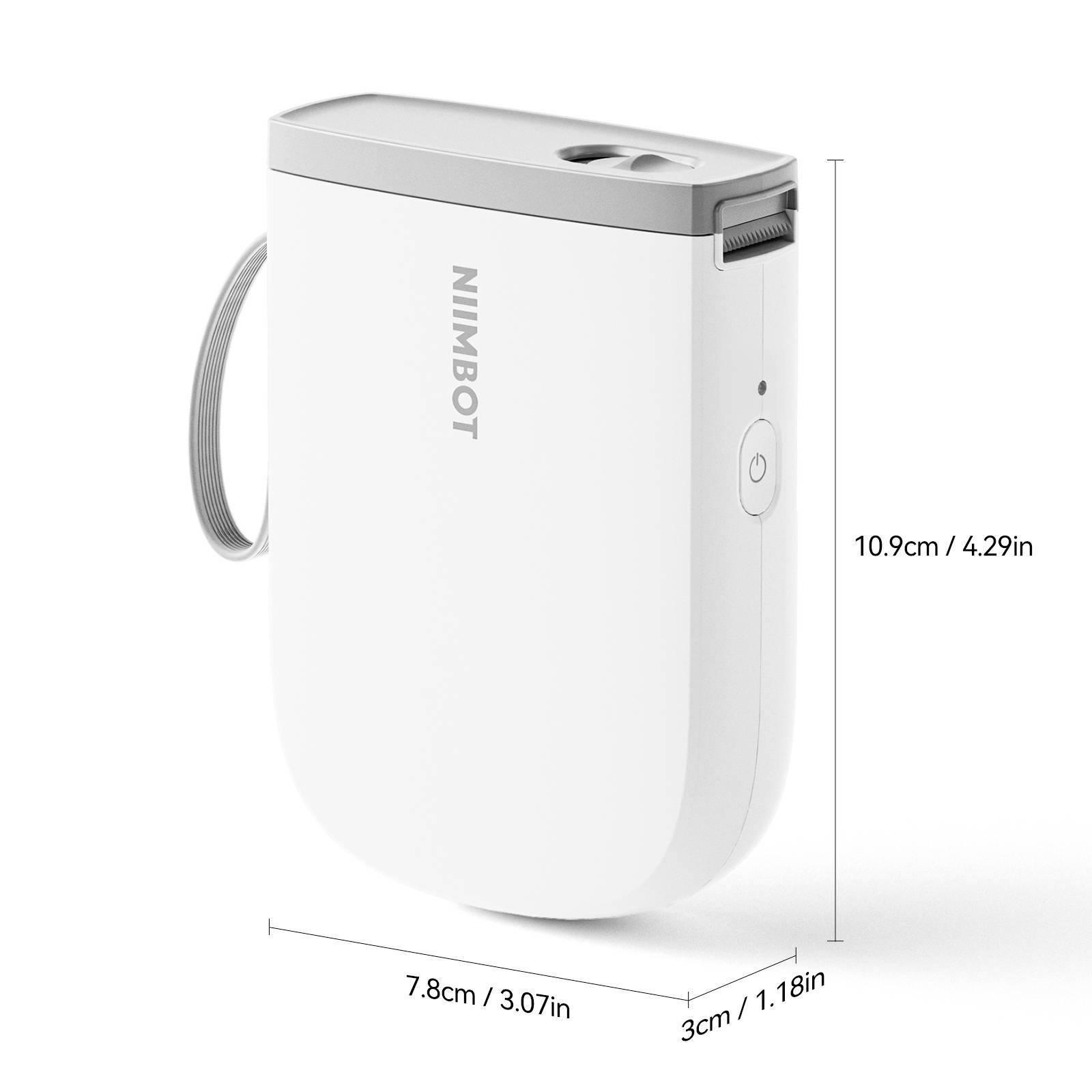 Tragbarer Etikettendrucker in Weiß mit grauer Oberseite und Trageschlaufe. Maße: 10,9 cm hoch, 7,8 cm breit, 3 cm tief.