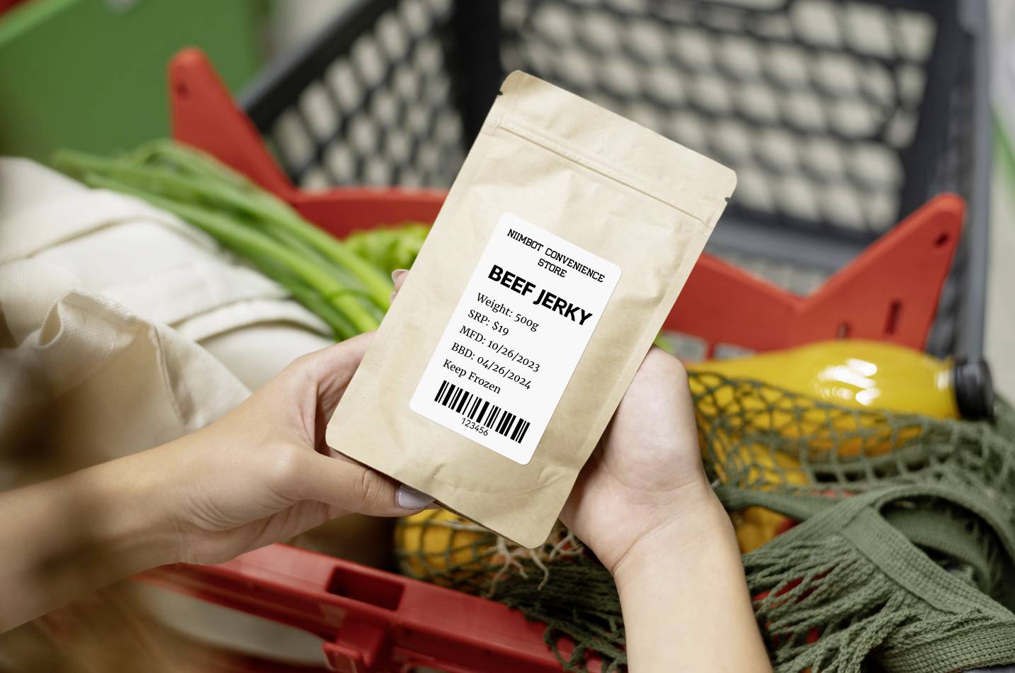 Eine Person hält eine Packung 'Beef Jerky' in einem Supermarkt. Der Einkaufswagen im Hintergrund enthält Gemüse und Bananen.