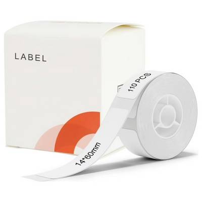 Rolle weißer Etiketten (14x60mm) mit '110 PCS' bedruckt vor einer Verpackung mit der Aufschrift 'Label' und einem roten Halbkreis.