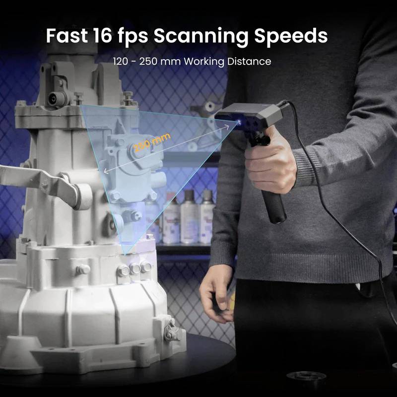 Eine Person scannt mit einem Handscanner eine mechanische Struktur. Text über dem Bild: 'Fast 16 fps Scanning Speeds', '120 - 250 mm Working Distance'.