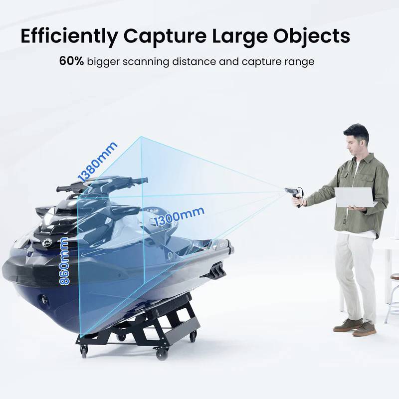 Ein Mann scannt ein großes Objekt mit einem 3D-Scanner. Text: 'Efficiently Capture Large Objects', 60% größerer Scanbereich. Maße des Objekts sind angezeigt.
