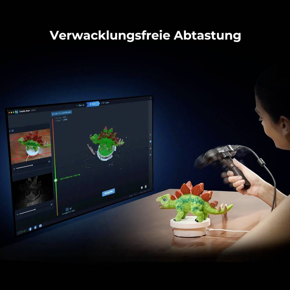 Eine Person scannt ein Spielzeug-Dinosaurier mit einem Handscanner. Auf einem Monitor links wird das gescannte 3D-Bild in Echtzeit angezeigt.