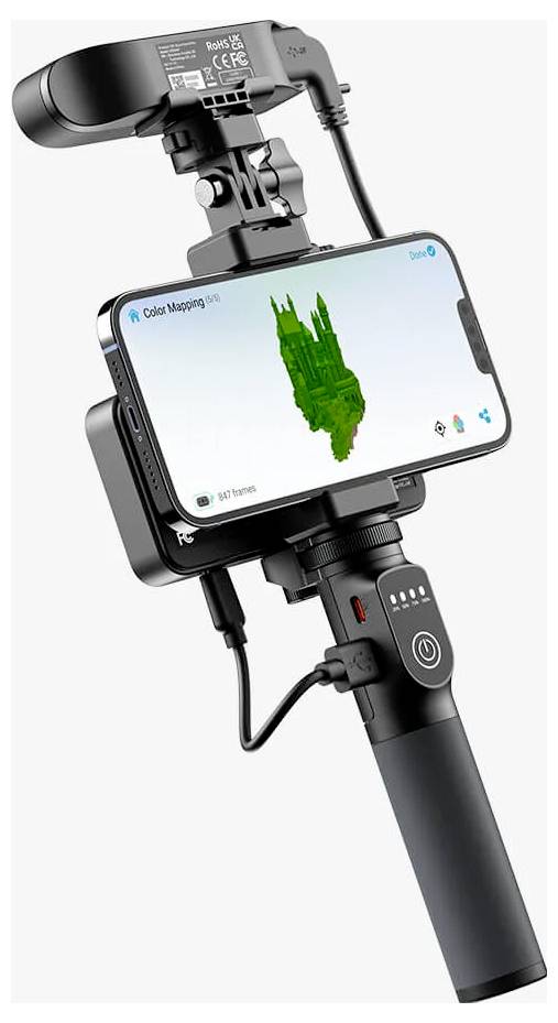 Ein Smartphone ist an einem Gimbal montiert und zeigt auf dem Bildschirm eine 3D-Landkarte an. Oben ist ein Mikrofon angebracht.