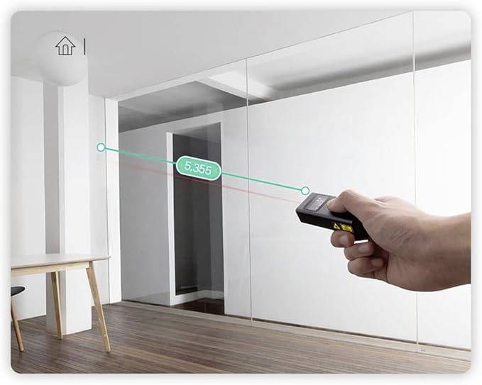 Eine Person verwendet einen digitalen Laserdistanzmesser, um eine Glaswand im Innenraum zu vermessen und zeigt eine Messung von 5,355 Metern an.