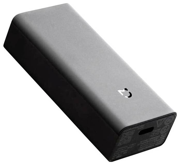 Rechteckige schwarze Powerbank mit einem USB-C-Anschluss an einem Ende und einem minimalistischen Logo auf der Oberfläche.
