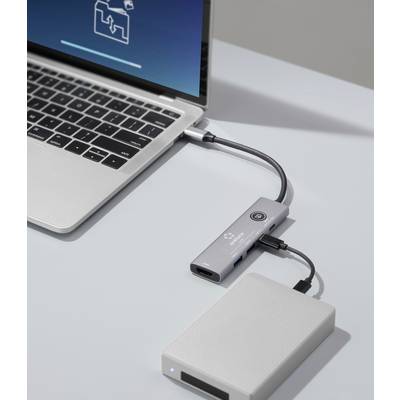 Ein Laptop ist über einen USB-C-Hub mit einem externen Gerät verbunden und zeigt die Datenübertragung auf dem Bildschirm an.