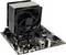 Ein Computer-Mainboard mit einem großen, schwarzen Lüfter und Kühlkörper. Zu sehen sind Ports, Steckplätze und elektronische Komponenten.