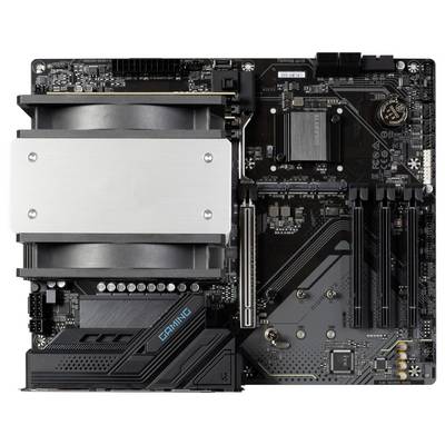 Eine Hauptplatine mit CPU-Lüfter und PCIe-Steckplätzen für Gaming-PCs. Enthält Anschlüsse für RAM, Netzteil und andere Komponenten.