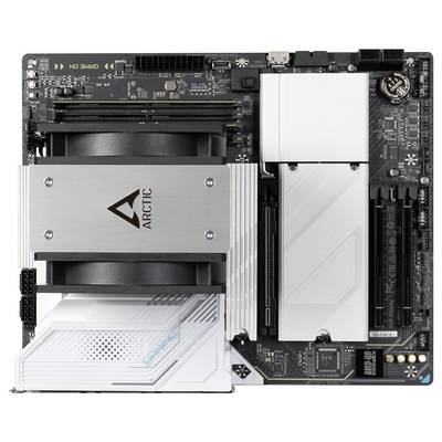 Eine Computer-Hauptplatine mit einem installierten CPU-Kühler von Arctic. Verschiedene Anschlüsse und Steckplätze sind sichtbar.