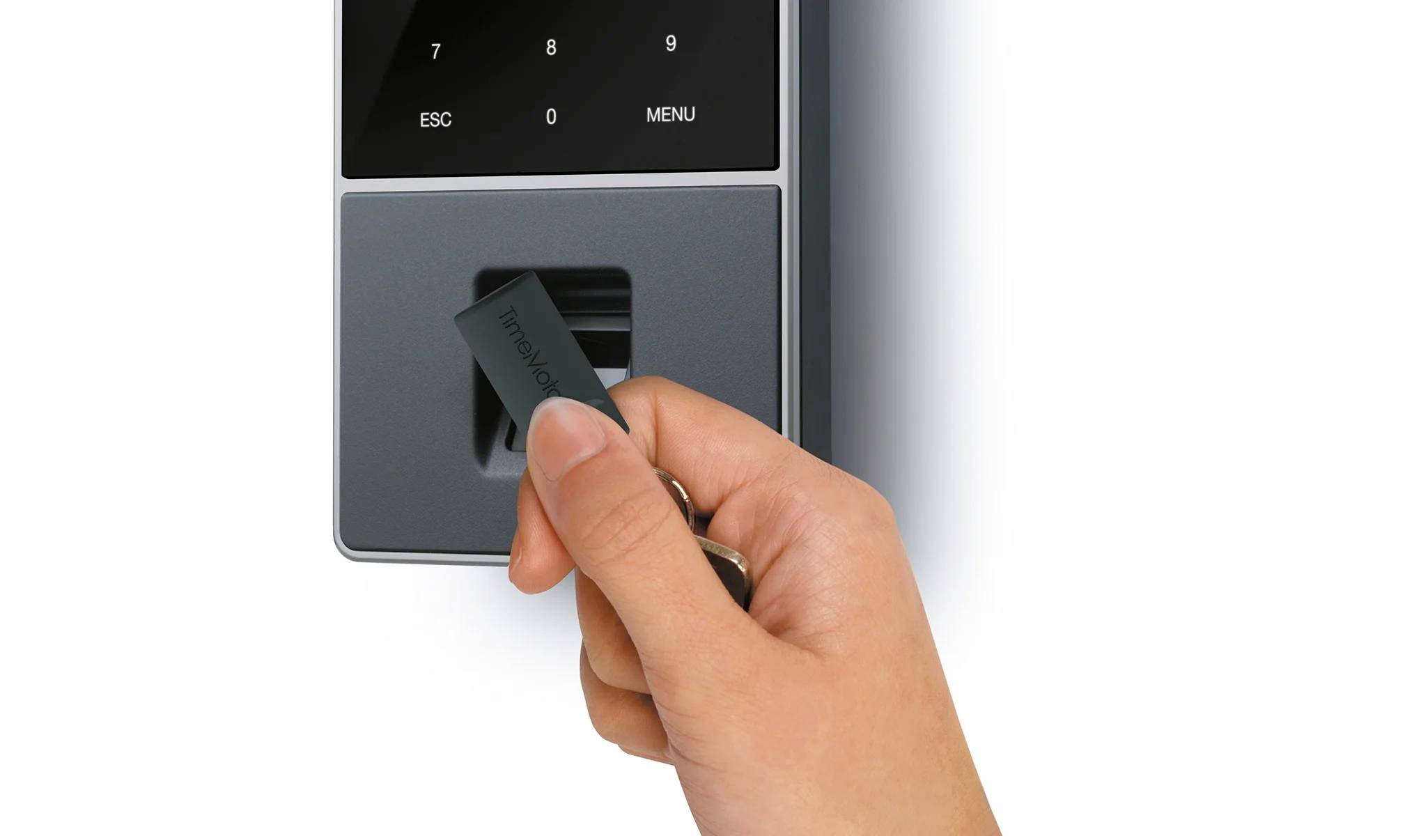 Eine Hand hält einen Schlüsselanhänger und positioniert ihn vor einem elektronischen Zugangssystem zum Entsperren.