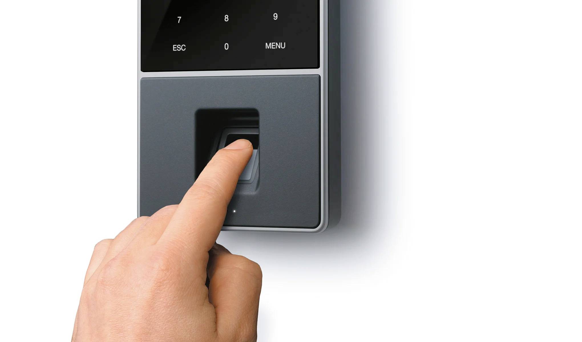 Eine Hand scannt einen Fingerabdruck auf einem biometrischen Scanner zur Zugangskontrolle. Der Scanner hat ein Tastenfeld darüber.