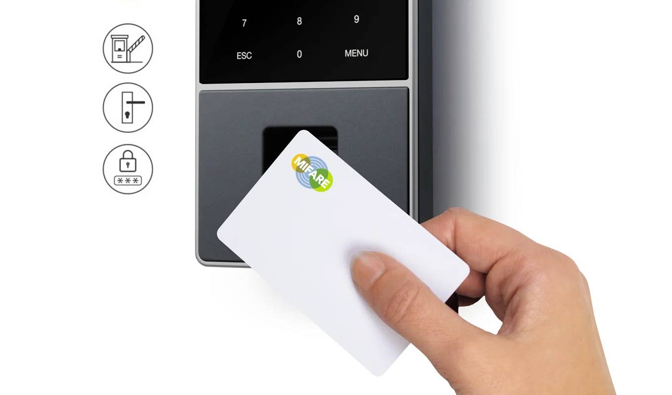 Hand hält eine weiße Zugangskarte vor ein elektronisches Türschloss mit Touchpad. Symbole zeigen Entriegelung und Sicherheit.