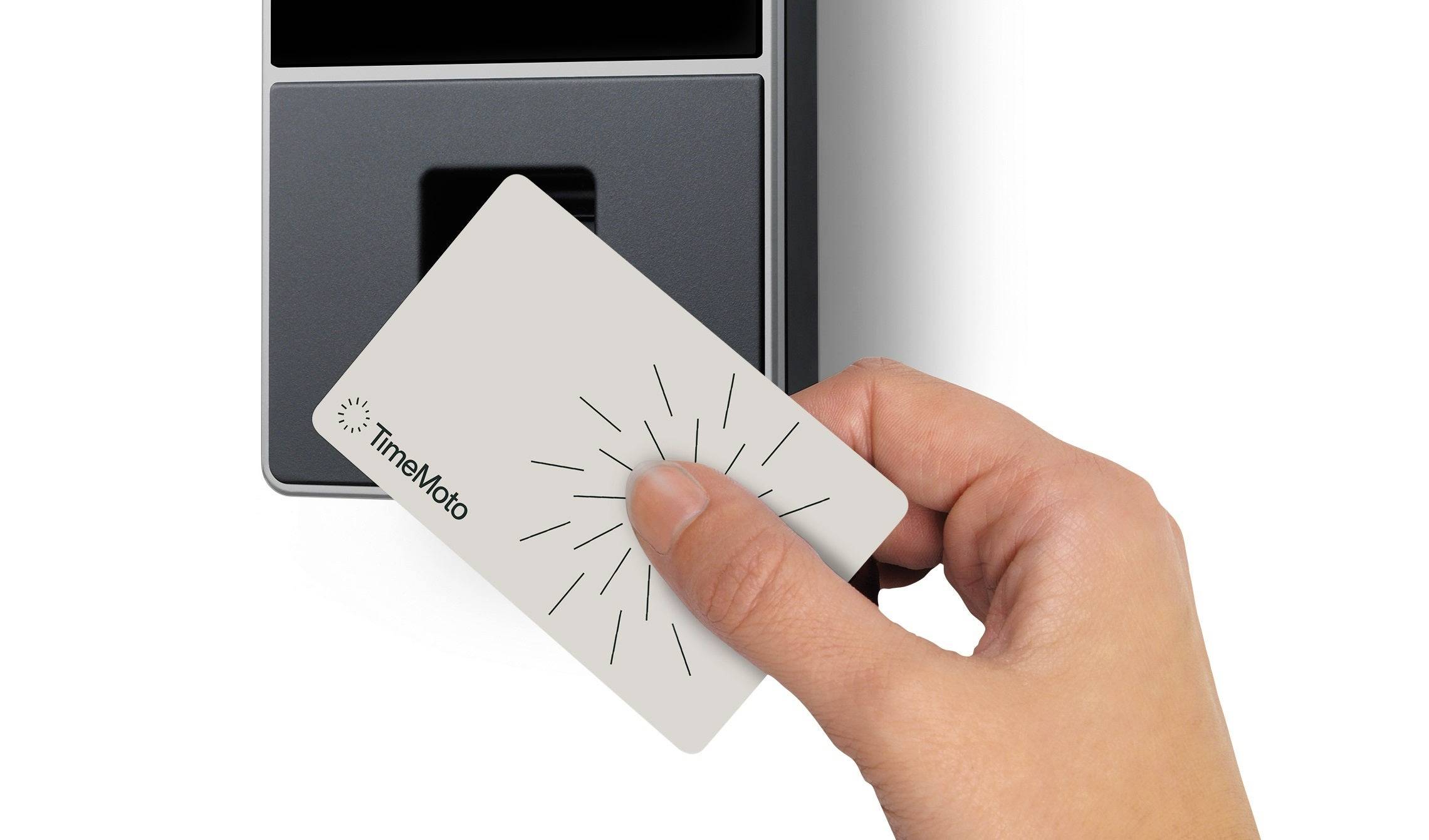 Eine Hand hält eine Karte vor ein RFID-Lesegerät zur Zeiterfassung.
