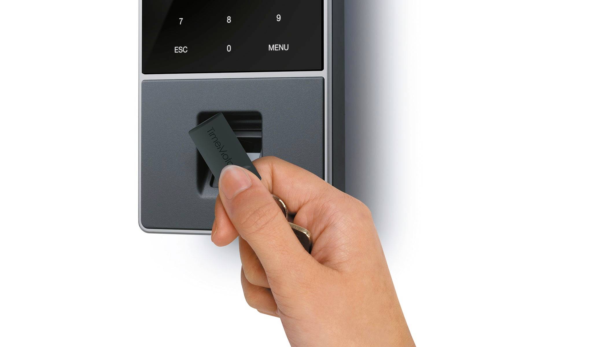 Eine Hand hält einen Schlüsselanhänger und nutzt ihn an einem elektronischen Zugangssystem mit Tastenfeld.