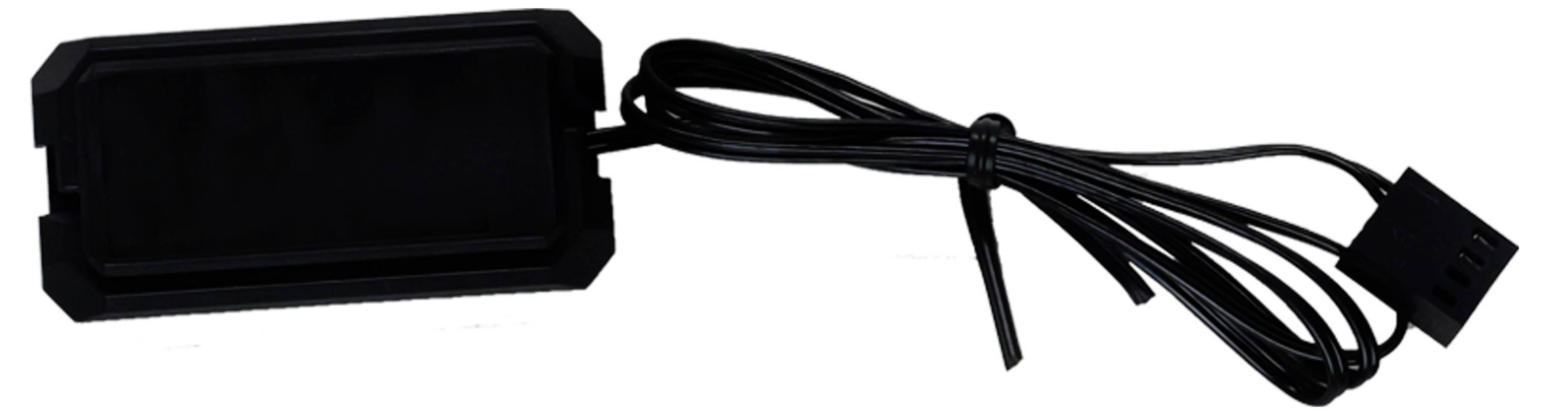Ein rechteckiges, schwarzes elektronisches Gerät mit einem Kabel, das in einem Stecker endet. Gerät könnte ein Sensor oder Tracker sein.