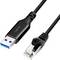 Ein schwarzes USB-zu-Ethernet-Adapterkabel mit einem USB-Stecker links und einem Ethernet-Stecker rechts.