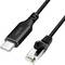 USB-C- auf Ethernet-Adapterkabel, schwarz, zeigt USB-C-Anschluss links und Ethernet-Stecker rechts. Verbindet Geräte mit Netzwerken.
