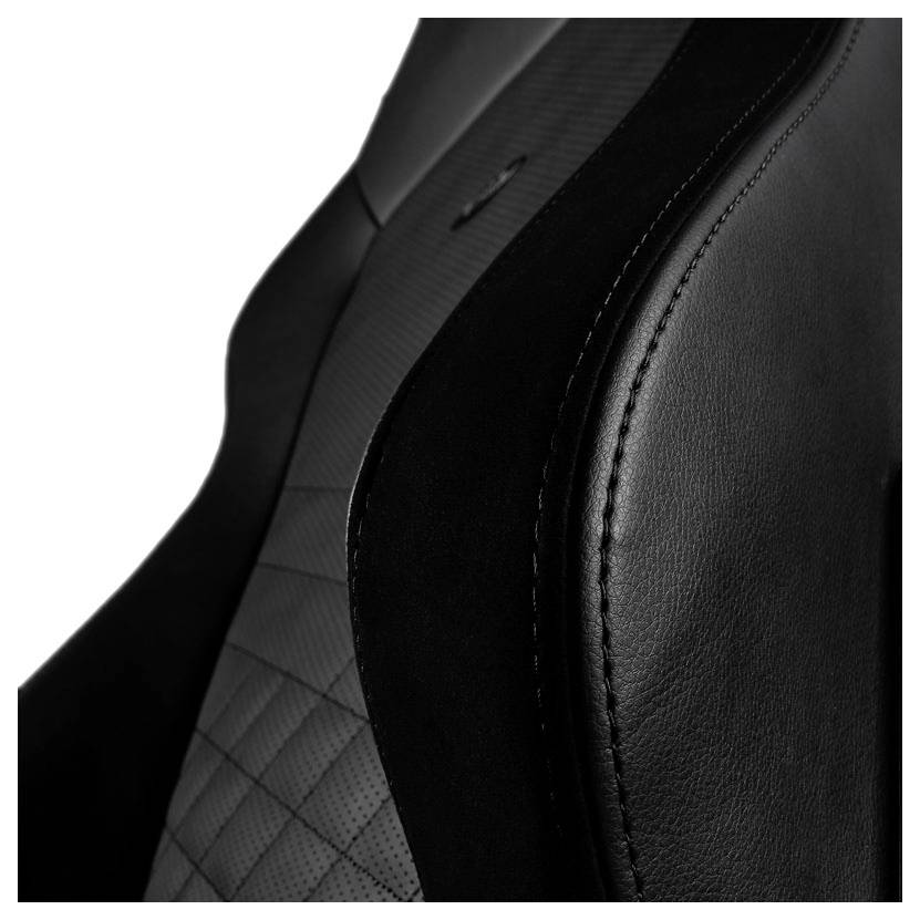 Ein schwarzer Ledersitz mit genähten Details und rautenförmigen Mustern sichtbar auf der Rückenlehne. Elegantes Design.