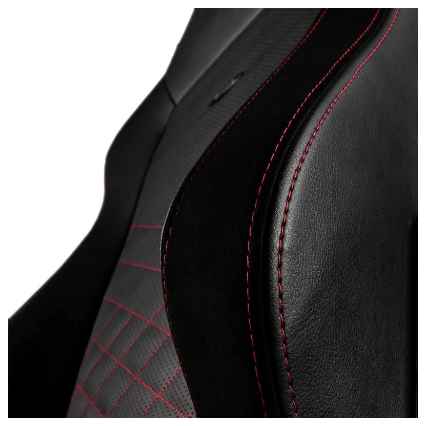 Ein Autositz mit schwarzem Leder und roten Nähten, zeigt ein modernes, sportliches Design.