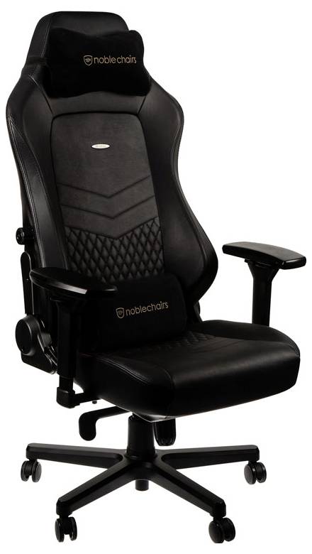 Ein schwarzer Gaming-Stuhl mit verstellbaren Armlehnen, weicher Polsterung und ergonomischem Design. Markenschriftzug 'noblechairs' auf Rückenlehne sichtbar.