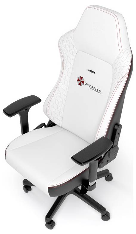 Ein weißer Gaming-Stuhl mit roten Nähten und dem Logo eines fiktiven Unternehmens auf der Rückenlehne. Schwarz-weiße Armlehnen.