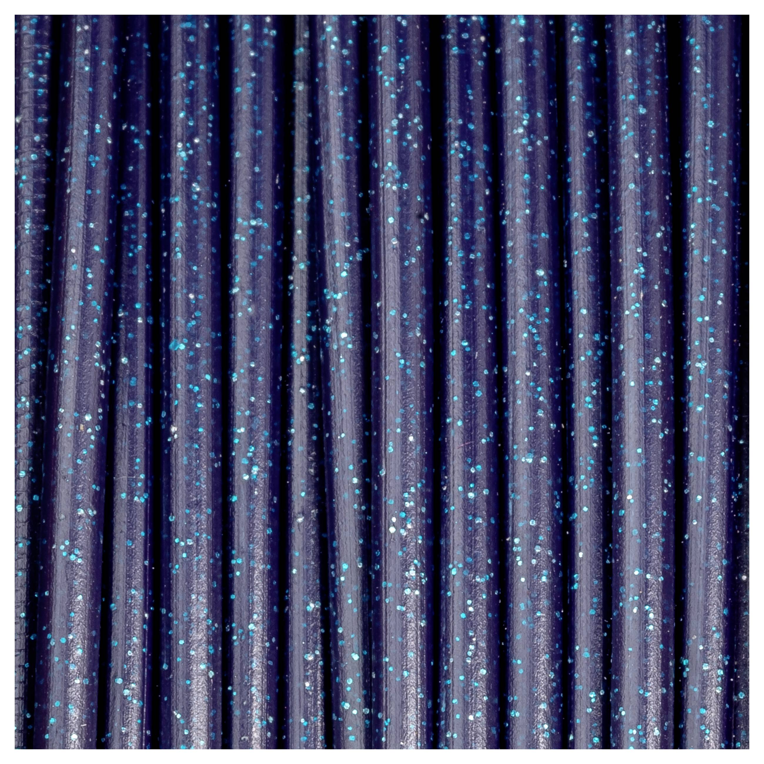 Dicht angeordnete Glitzerstäbe in Blau- und Violetttönen mit funkelnden Highlights, die ein dynamisches und schillerndes Muster bilden.