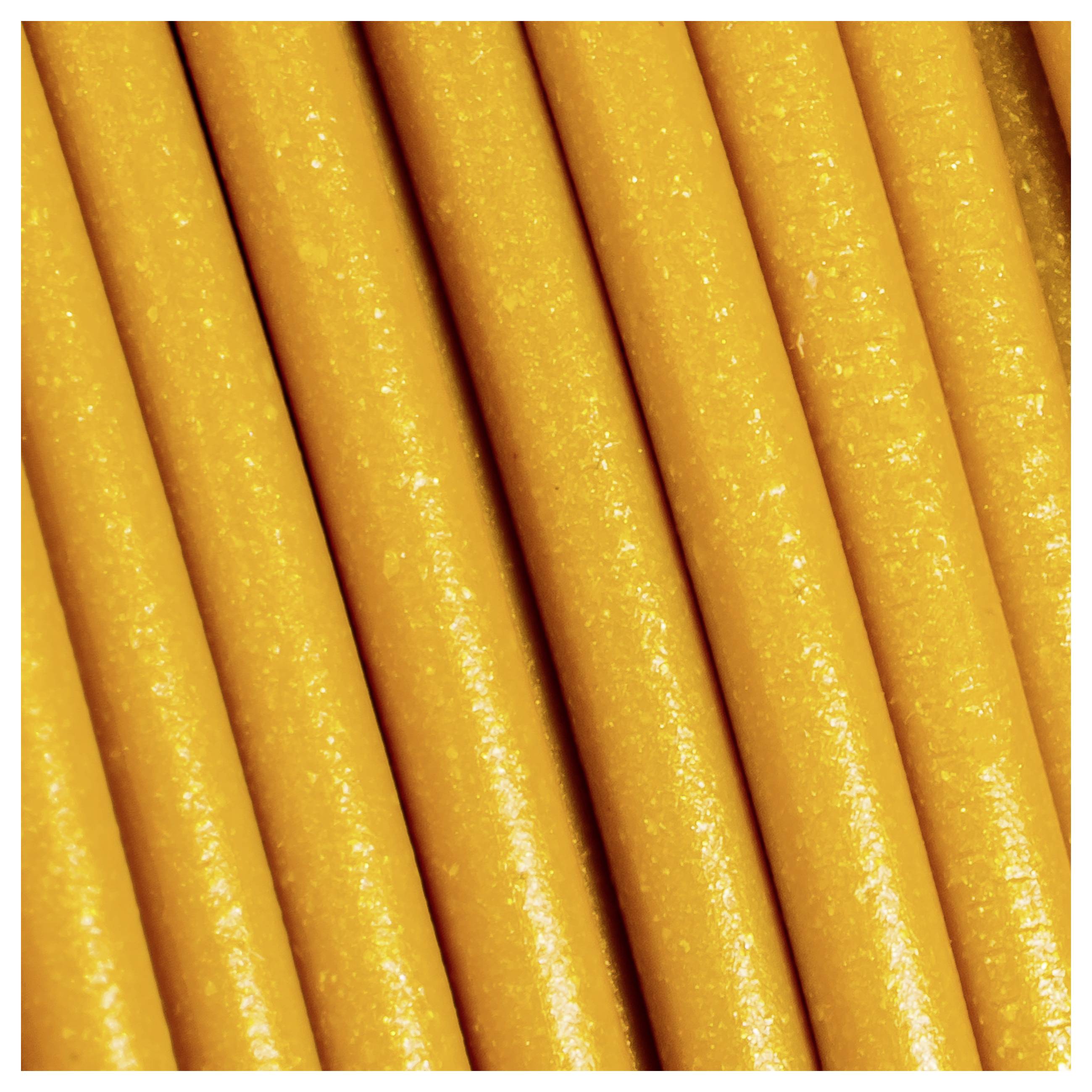 Mehrere parallel angeordnete orangefarbene Strohhalme füllen das Bild vollständig aus.