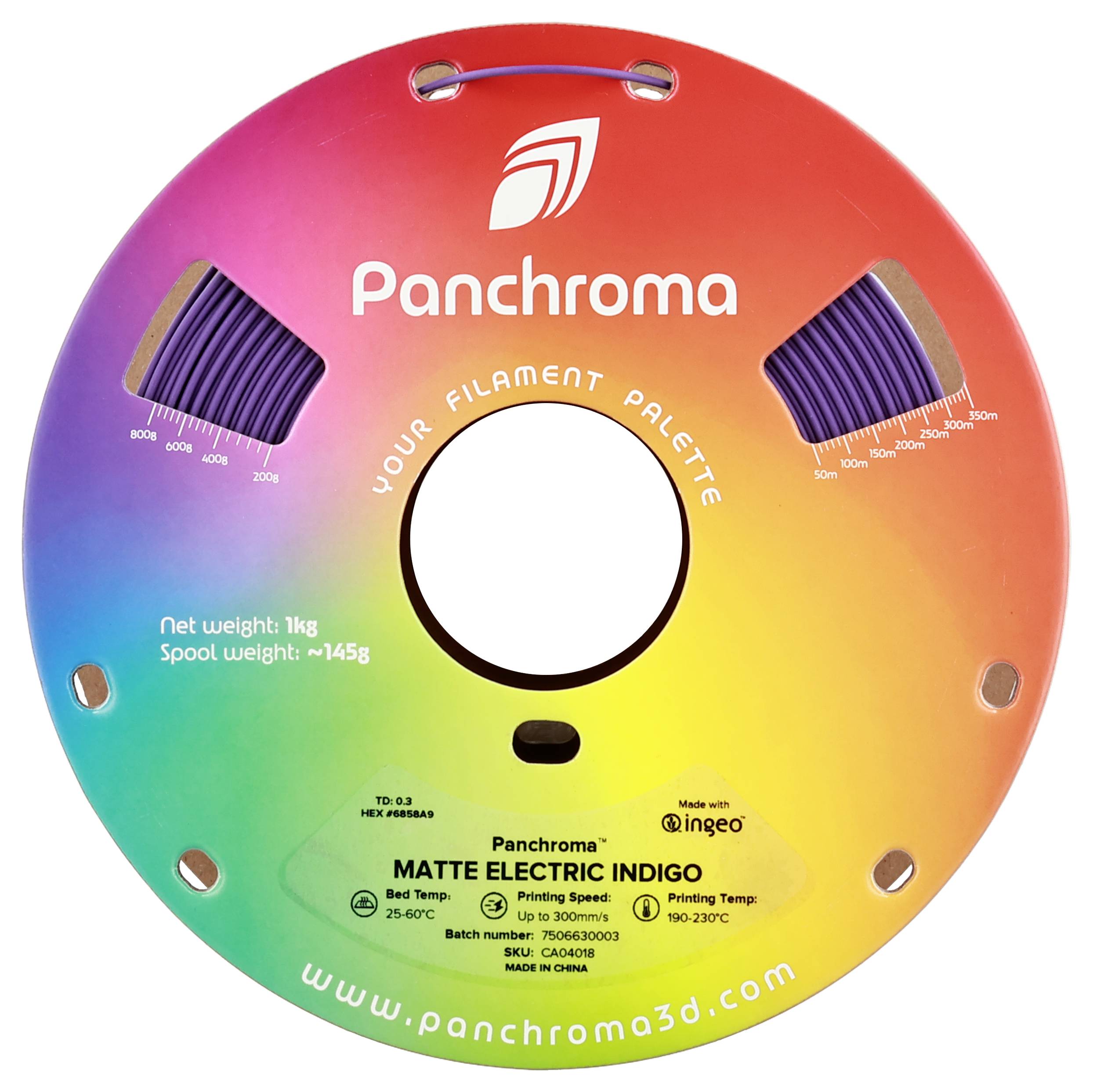 'Panchroma' Filamentspule in Regenbogenfarben mit Produktinformationen: Gewicht, Drucktemperatur, Material 'Matte Electric Indigo'.