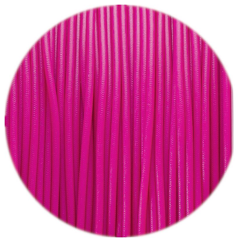 Mehrere nebeneinander liegende leuchtend pinke Kabelstränge in einem geometrisch kreisförmigen Bildausschnitt.