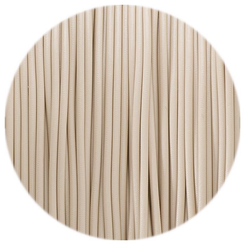 Ein Bündel beiger Spaghetti-Nudeln, ungekocht und miteinander verheddert, fotografiert in Nahaufnahme.