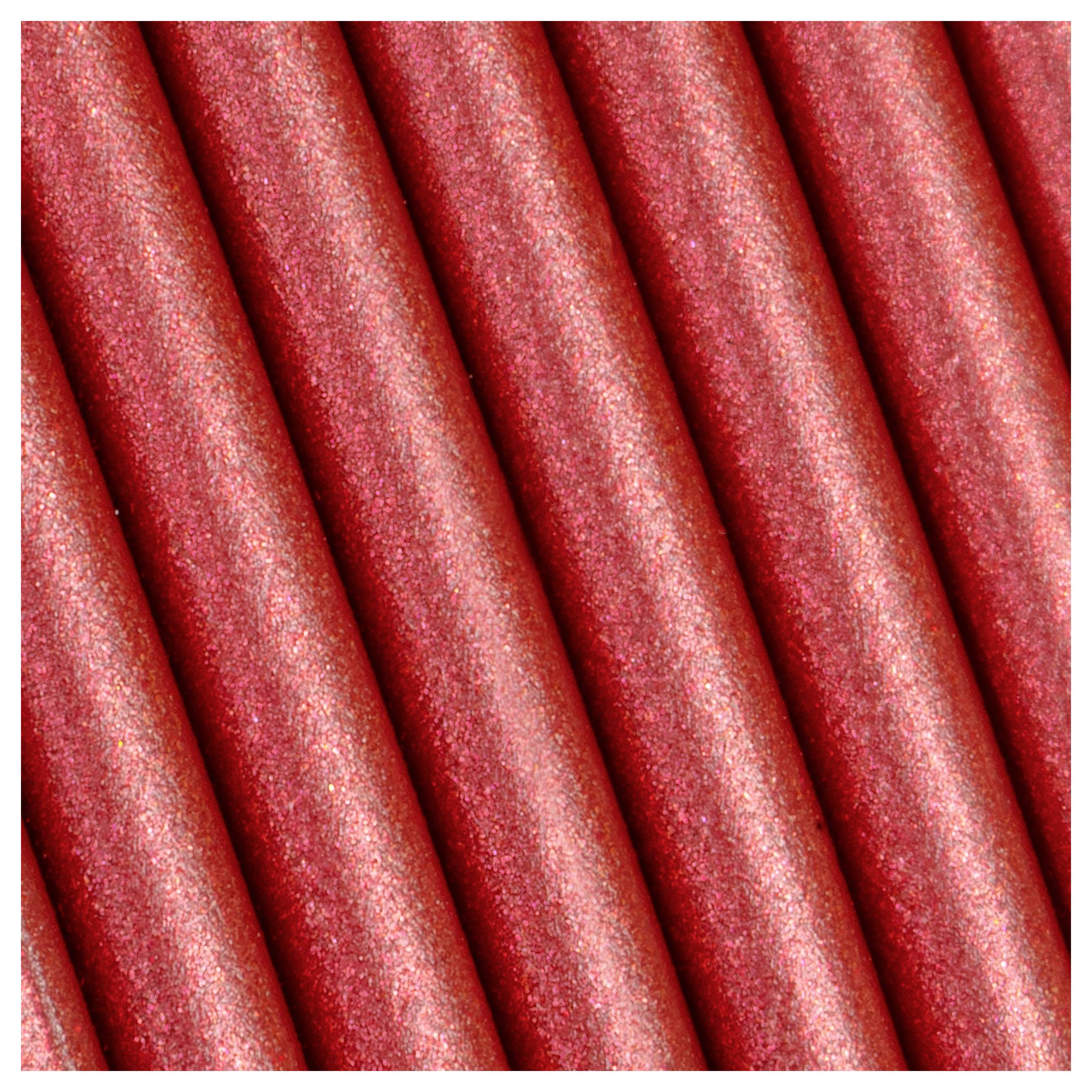 Nahaufnahme von mehreren roten Bleistiften, die diagonal angeordnet sind und glitzernde Oberflächen haben.