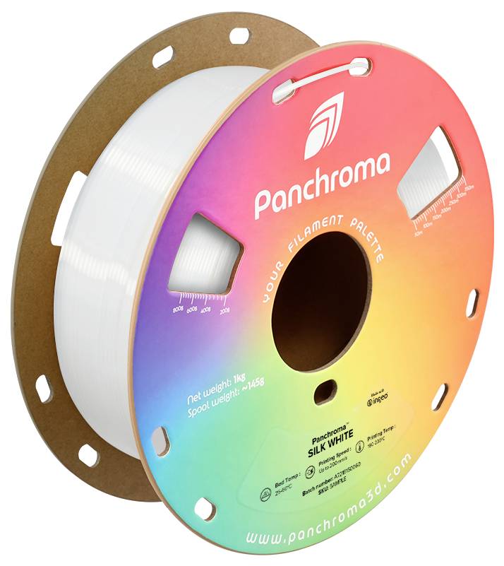 Eine Spule mit 3D-Drucker-Filament in Seidenweiß von Panchroma, zeigt das Logo und Details wie Nettogewicht 1 kg und Spulengewicht 145 g.