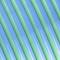 Blaue und grüne parallele Linien verlaufen diagonal über das Bild und schaffen ein symmetrisches, gestreiftes Muster.
