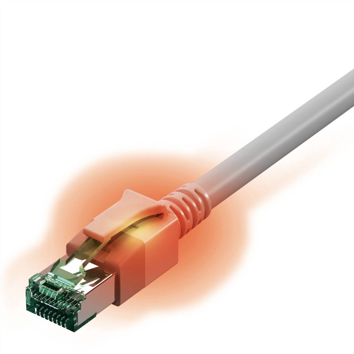 Ein Netzwerkkabel mit leuchtendem Stecker, der auf eine aktive Verbindung hinweist. Hauptaugenmerk liegt auf der Signalübertragung.