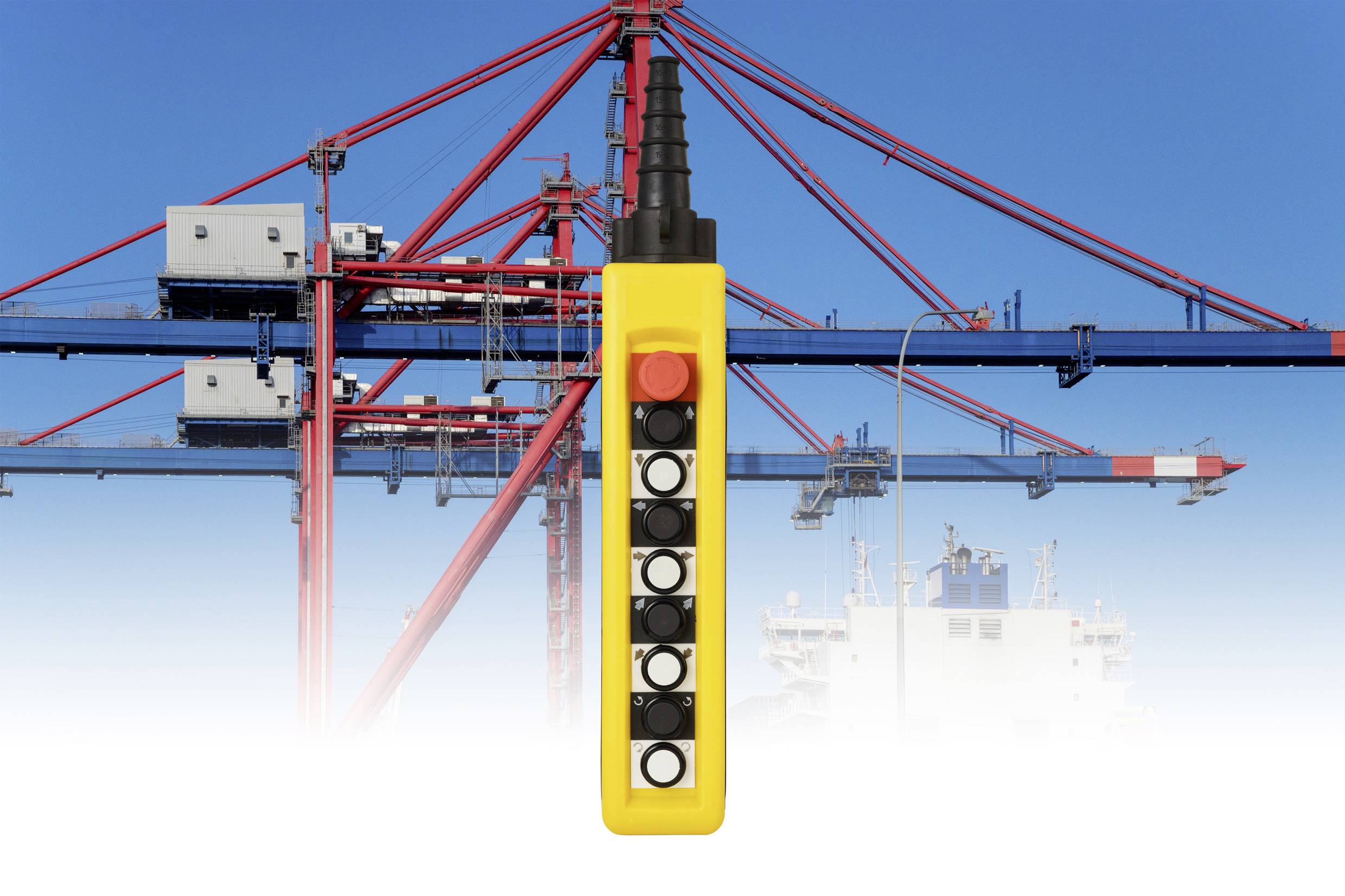 Eine gelbe industrielle Fernbedienung mit mehreren Tasten befindet sich im Vordergrund, mit roten und blauen Kränen und einem Schiff im Hintergrund, was eine Hafenumgebung andeutet.