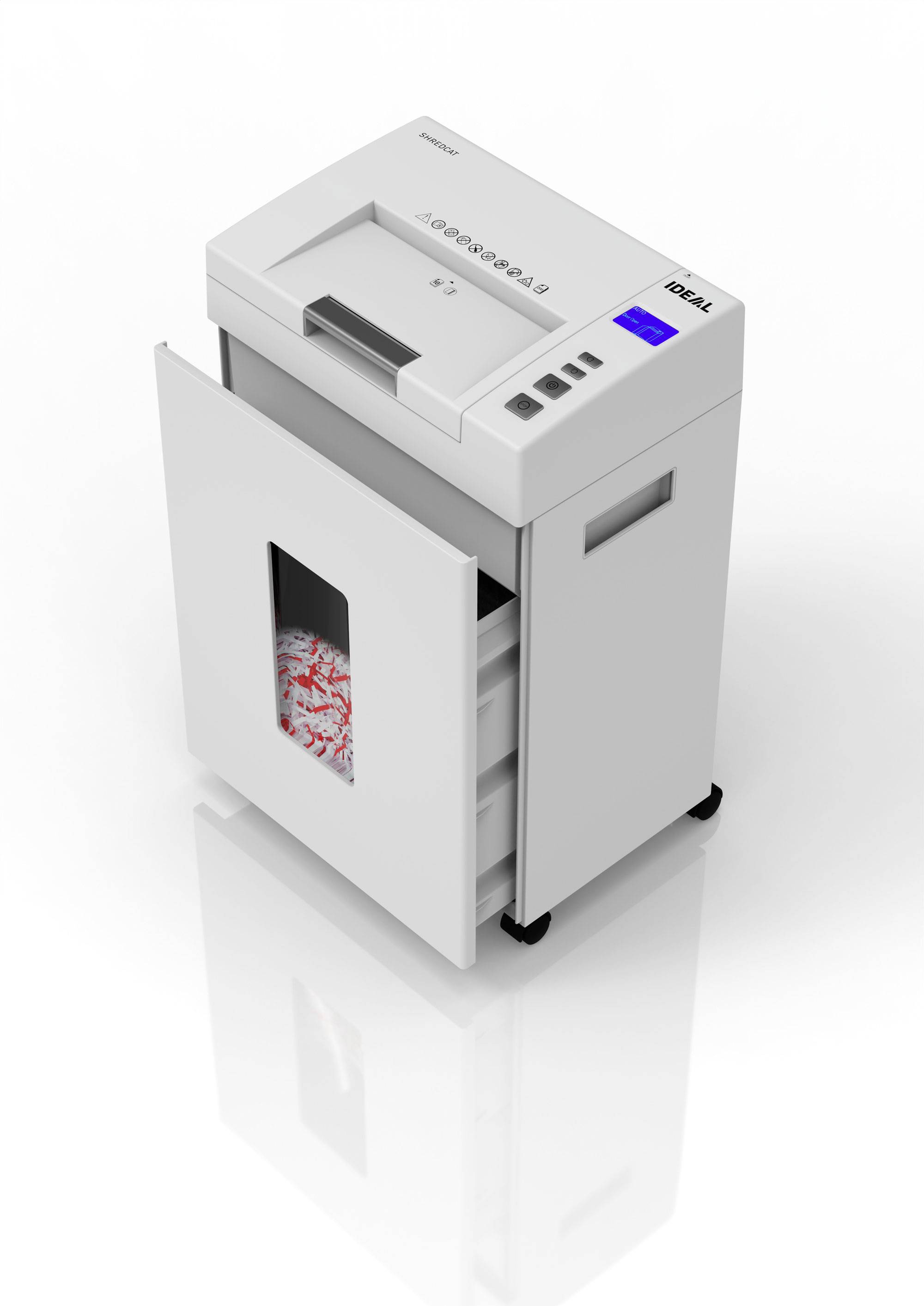 Ein weißer Aktenvernichter steht offen, gefüllt mit geschreddertem Papier. Ein Bildschirm zeigt Betriebseinstellungen.