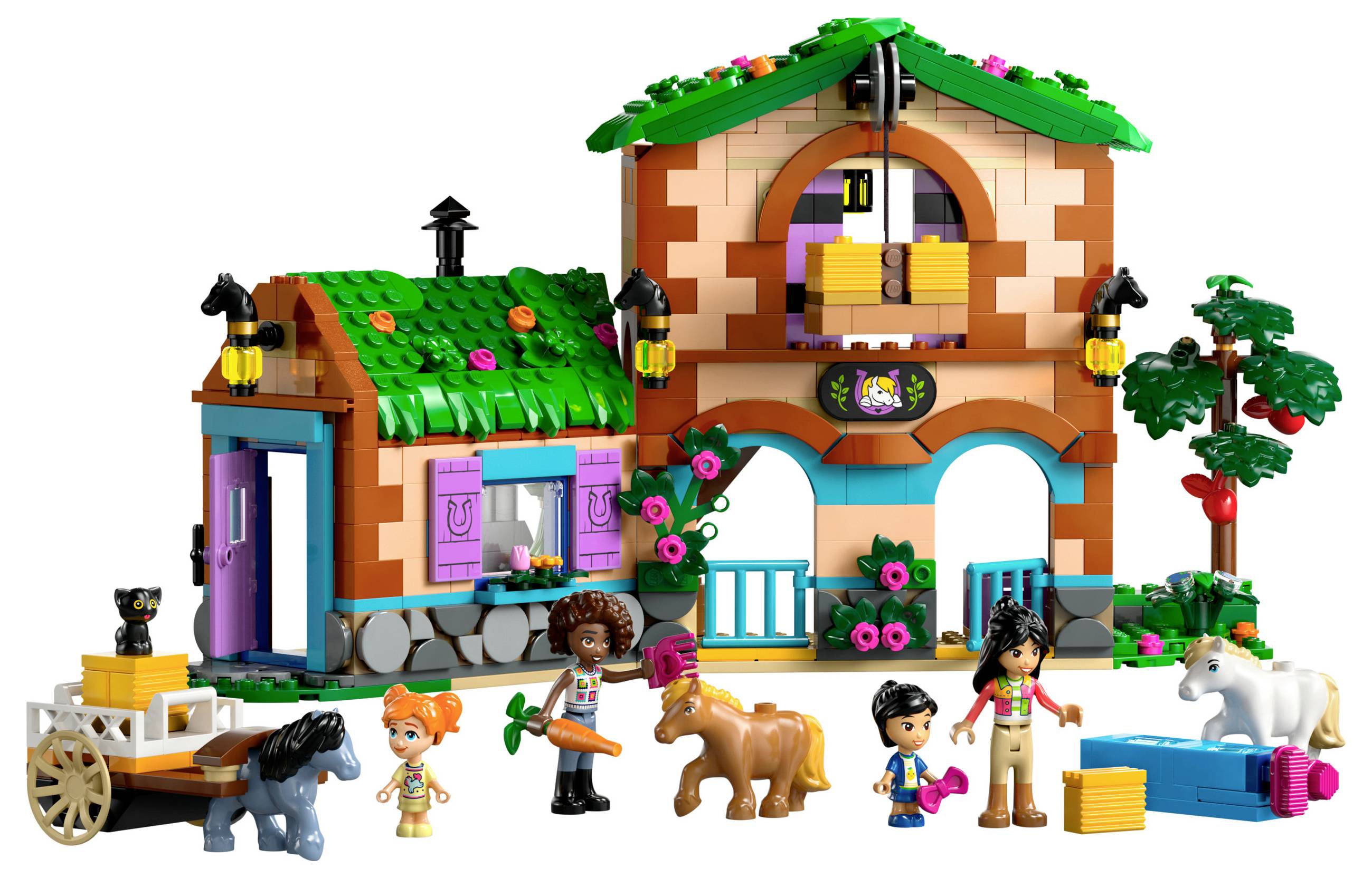 Lego-Set zeigt ein buntes Pferdehofhaus mit mehreren Figuren, Pferden und Zubehörteilen für Pferdepflege und Farmleben.